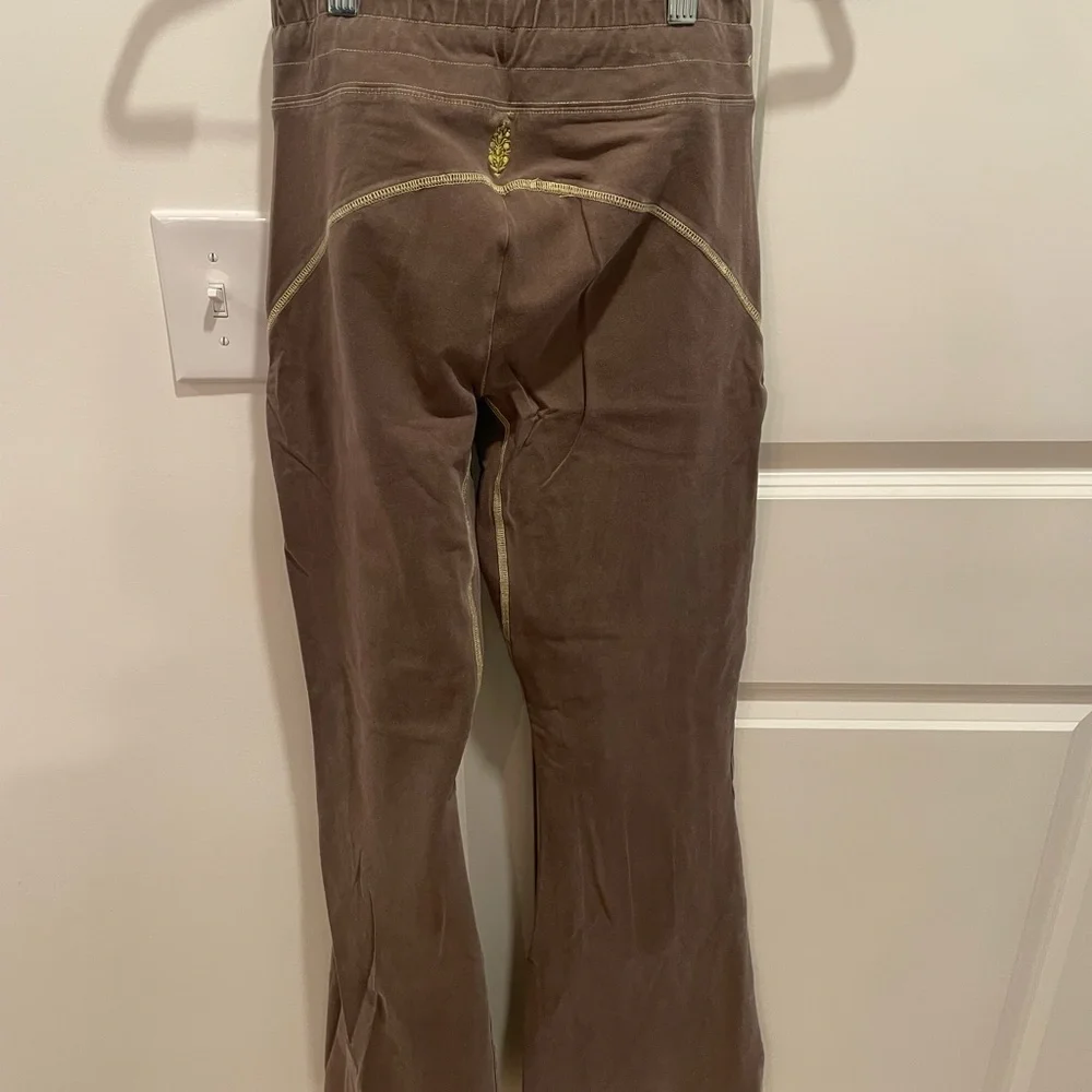 Free People Flow Flares
Brown with yellow stitching
Never worn, but no tags - Picture 2 of 3